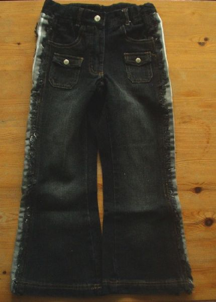 fetzige Jeans dunkel mit grau/weißen Seitenpaspeln stabiler Metallreißverschluss und Haken flexible Weite durch Knopfgummi im Bund ungewöhnliche Taschenform Farbe schwarz Material 100% Baumwolle, sehr stabil, sorgfältig verarbeitet, Maße: (Länge) Größe 110: (L 65cm), Größe 116: (L 69 cm), Größe 122: (L 73cm), Größe 128: (L 78cm),    Markenware- Deutschland- Skandinavien