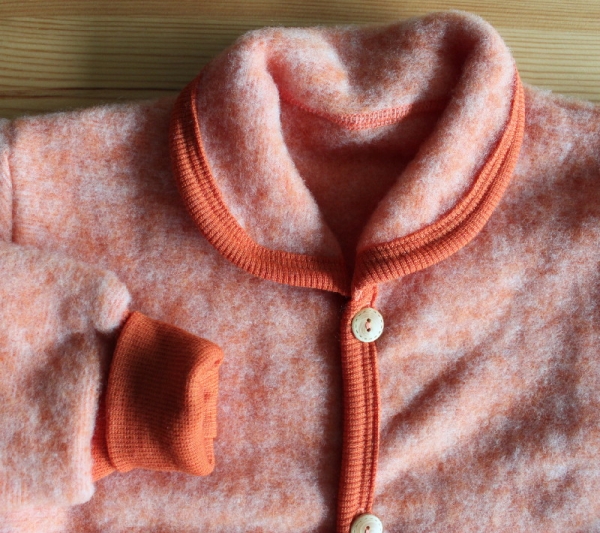 Jäckchen mit Kragen Wollfleece kbT Fb. safran orange Jäckchen mit Kragen Wollfleece kbT Fb. safran orange